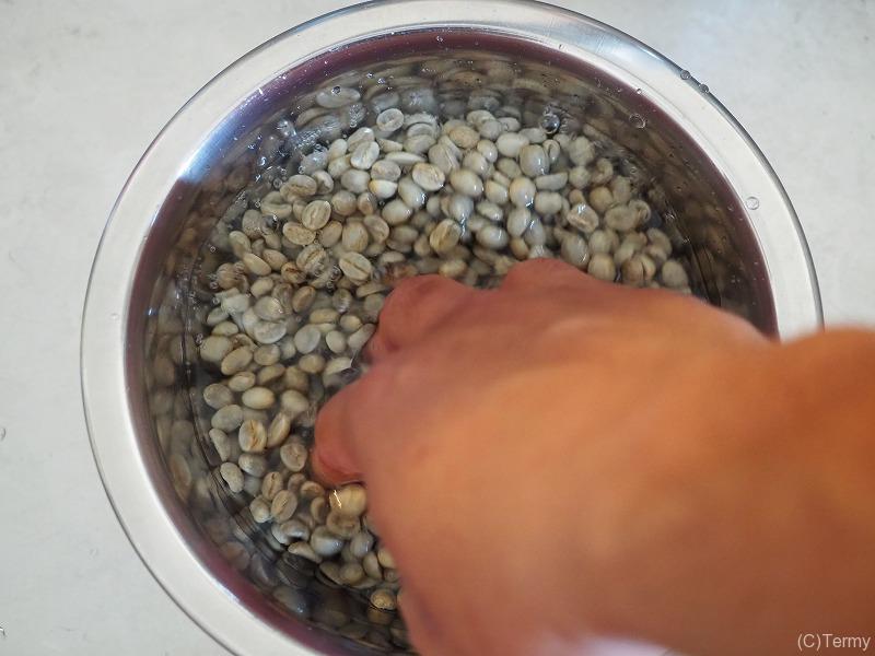 コーヒーの生豆を水洗いして汚れを落とし、薄皮を剥がす
